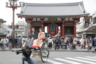 浅草を人力車と徒歩で巡るロケーション撮影プラン