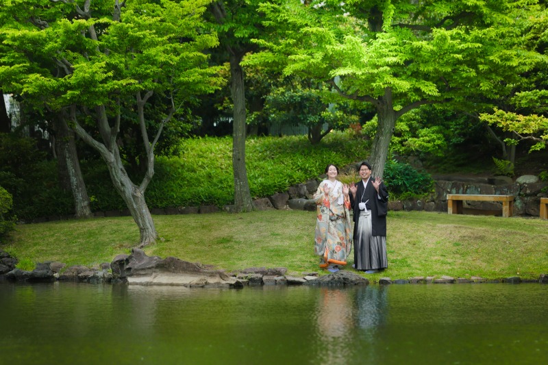 手を振るお二人