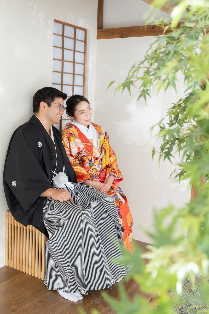 長椅子に腰掛けて