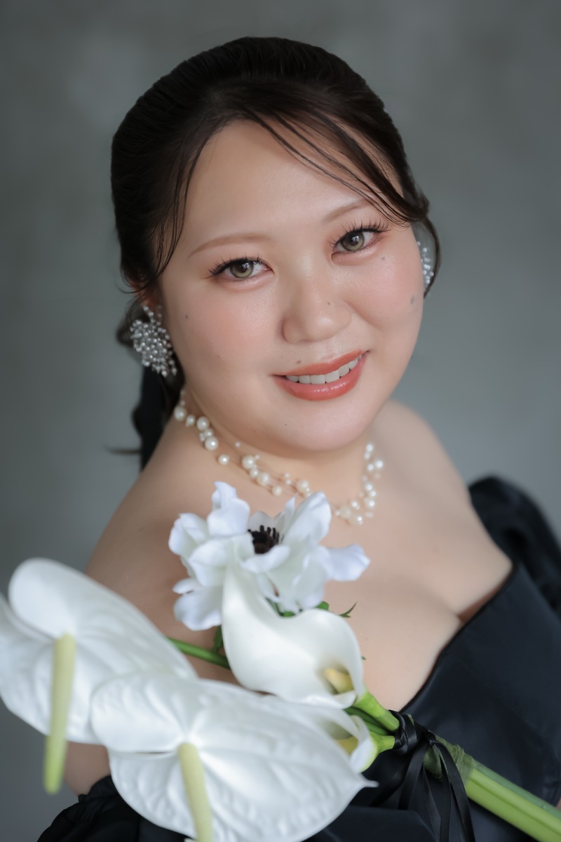 ブラックドレスに白ブーケを添えて