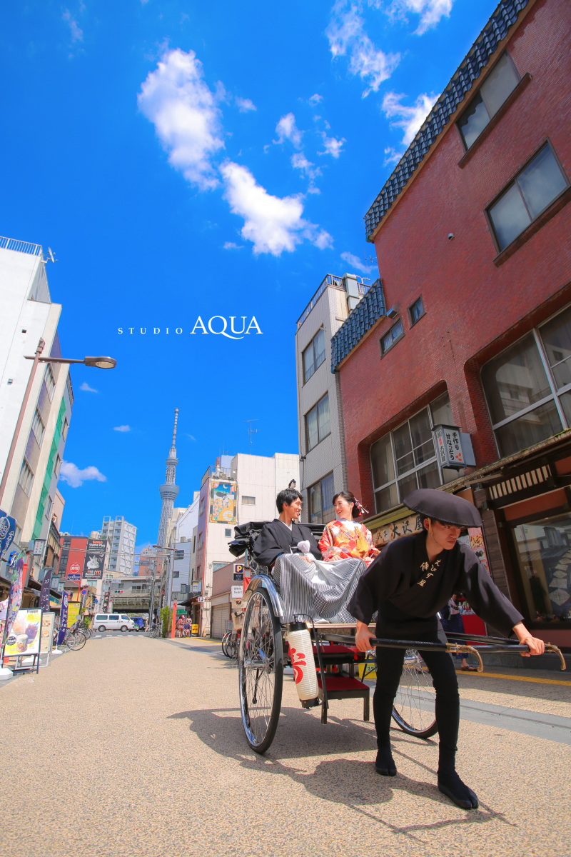 青空と浅草の街並み