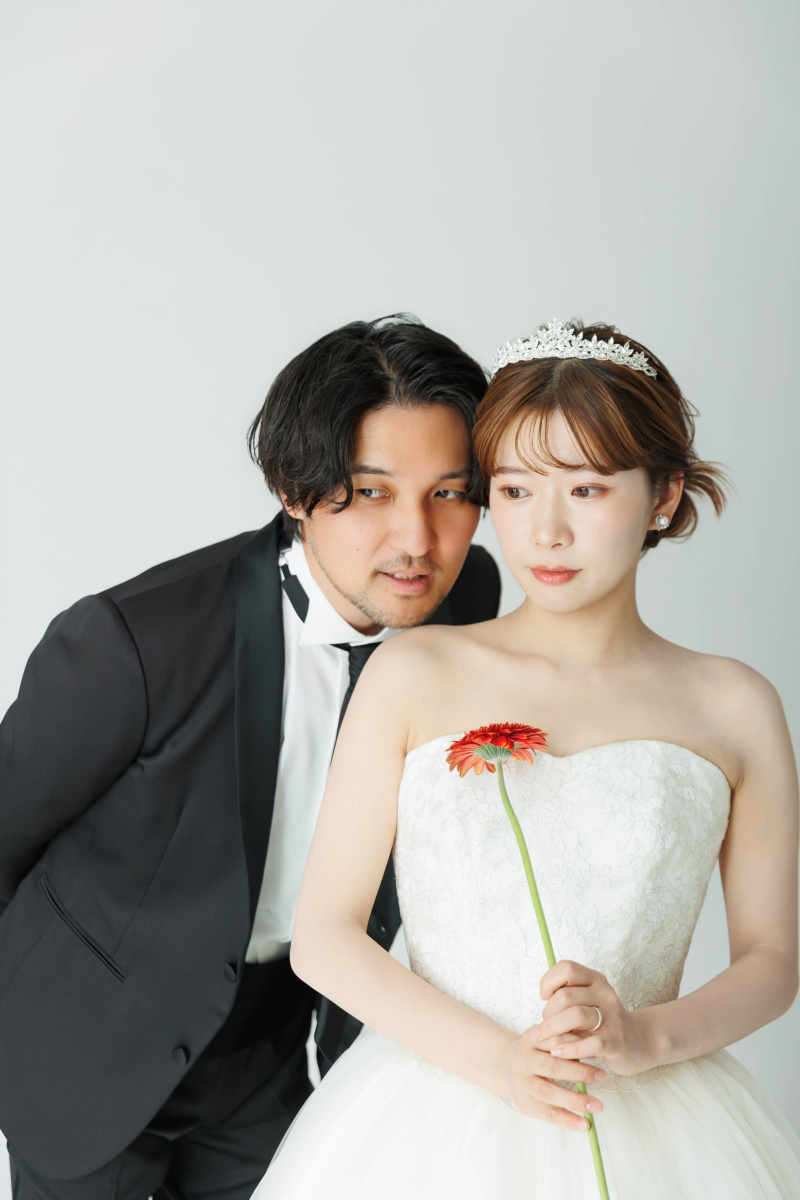 おしゃれ、かわいい、クール、全部が自由な無地背景だからこそお二人らしさが残せます!