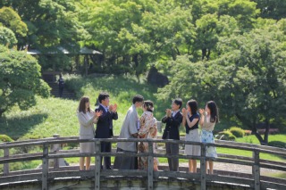 当店では、ご家族様とやご友人様ともお写真を残せるんです！！ぜひ！皆様でお二人のご記念の瞬間を一緒に撮影していきましょう◎