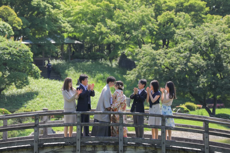 当店では、ご家族様とやご友人様ともお写真を残せるんです!!ぜひ!皆様でお二人のご記念の瞬間を一緒に撮影していきましょう◎