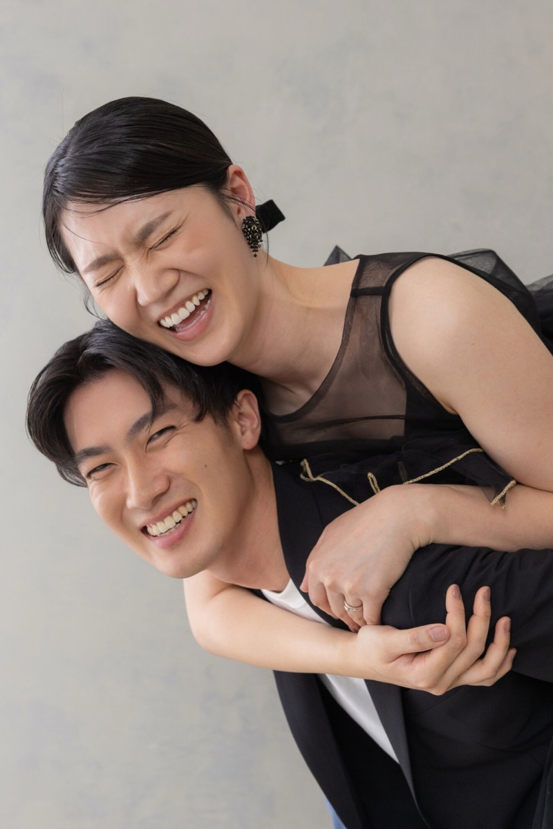 新郎さん新婦さんをおんぶしてたのしそうなおしゃしん！新婦さんの笑顔とっても素敵ですね！