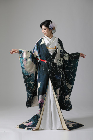 IU00621　紺地赤花図