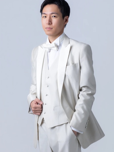 ライトベージュ　襟サテン