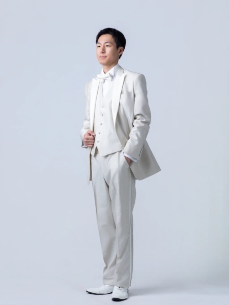 ライトベージュ　襟サテン