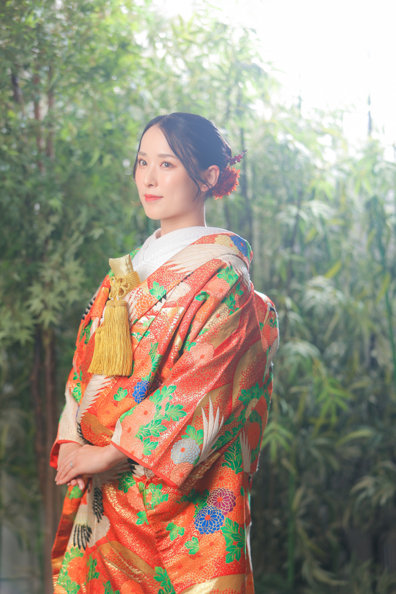 光を纏う華やかな和装姿