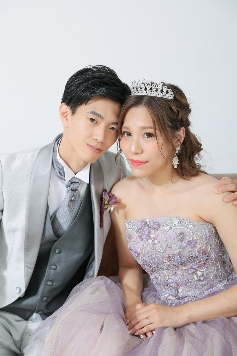 顔を寄せ合う2人