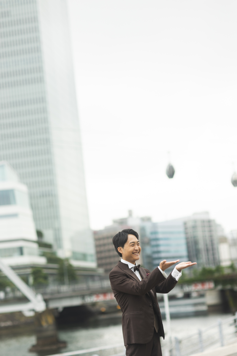 新婦さんソロカット中の新郎さん笑