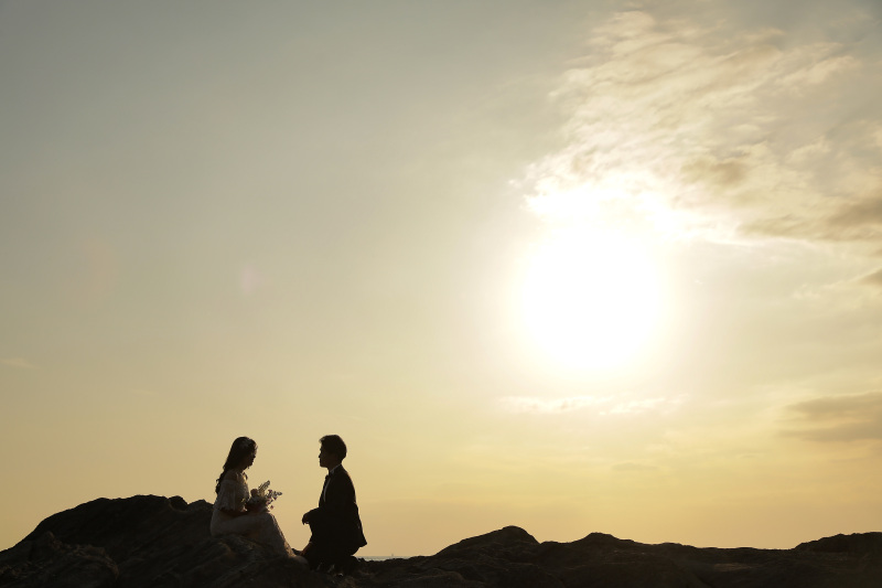 夕陽をバックに