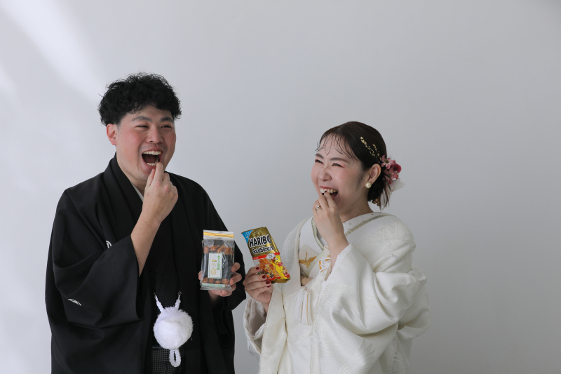 お菓子を食べちゃう！