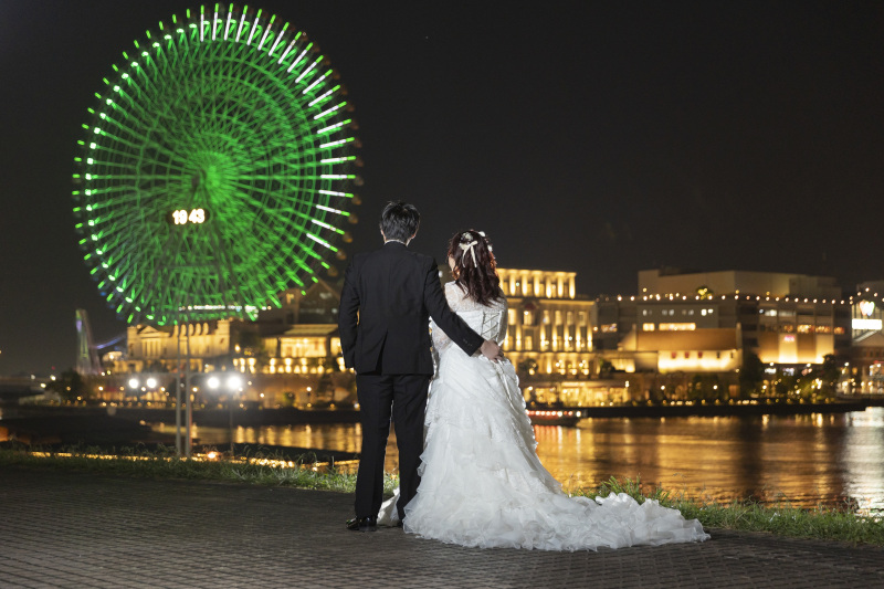 夜景を見つめる後ろ姿
