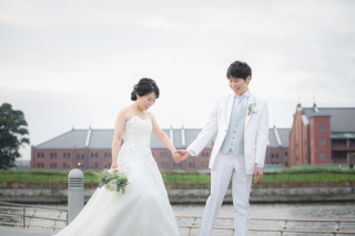 手を取り合って、