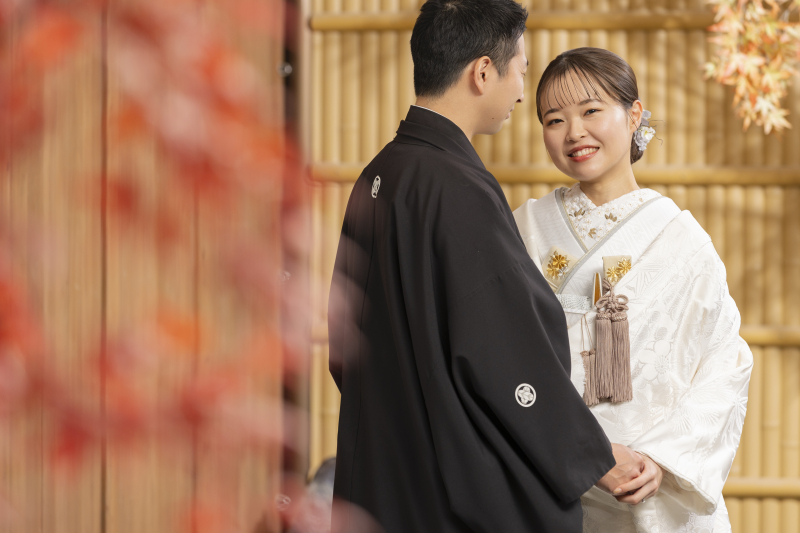 和装の伝統美からドレスの遊び心まで。ふたりの「今」を閉じ込めたスタジオフォト