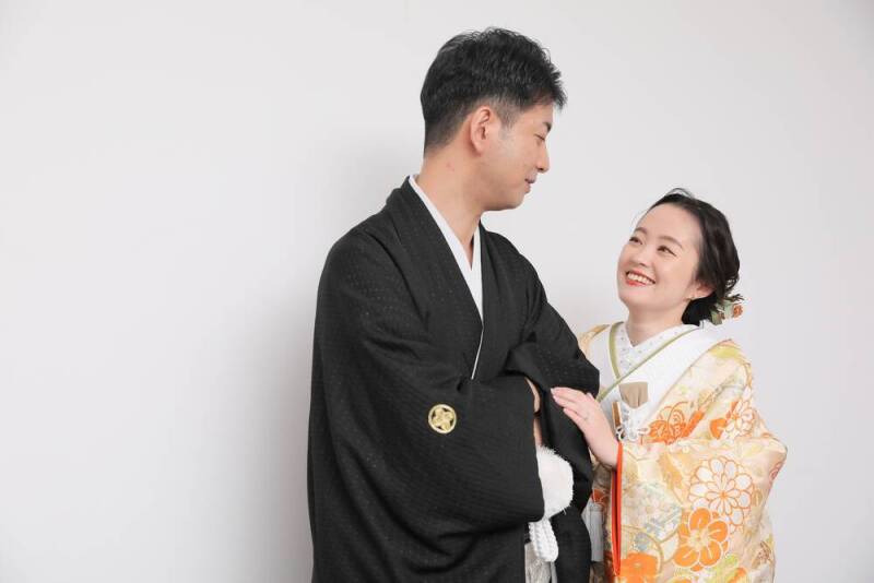 見つめるご新婦様