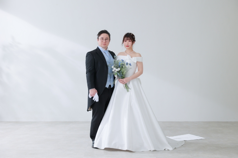 まずはシンプルな背景でフォーマルなポーズ