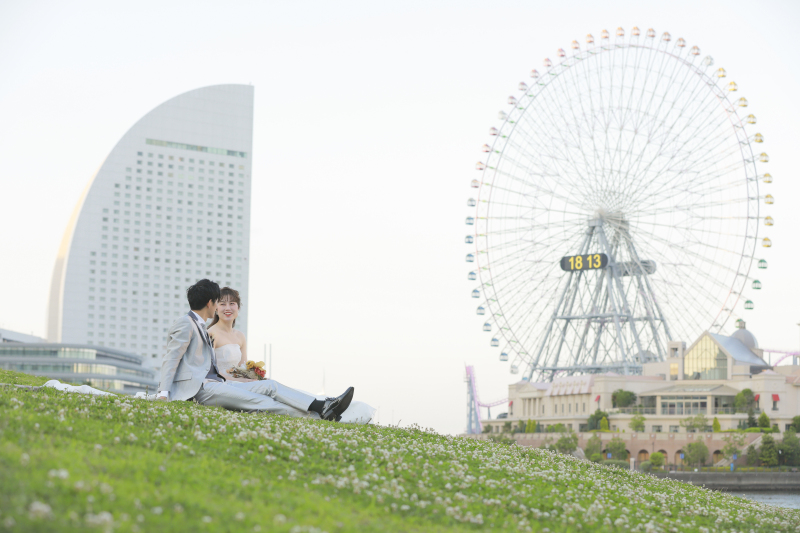 観覧車を背景に