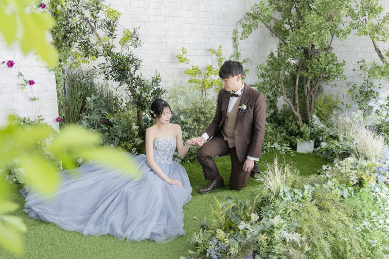 森の中で手を引いて