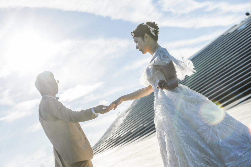 手を取り合って