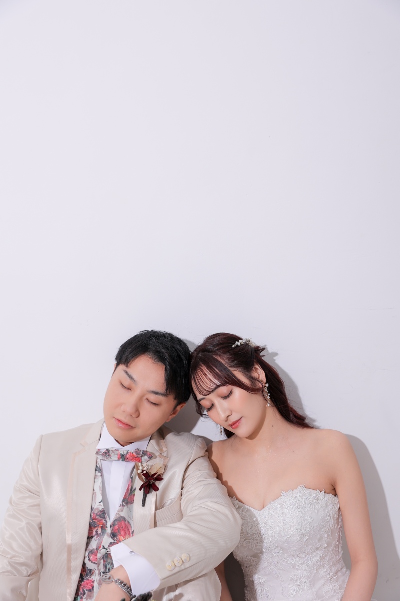肩を寄せ合い静かに目を閉じて