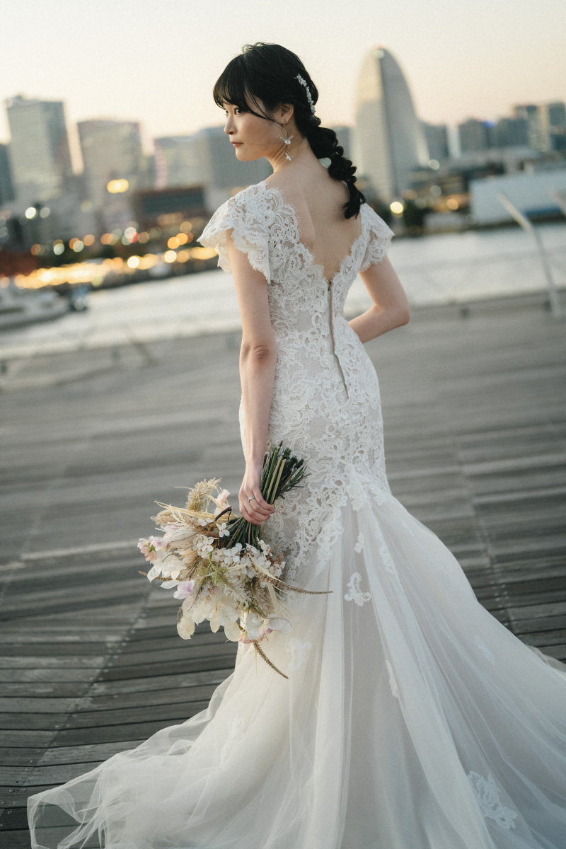 横浜の煌めく街並みが背景に。