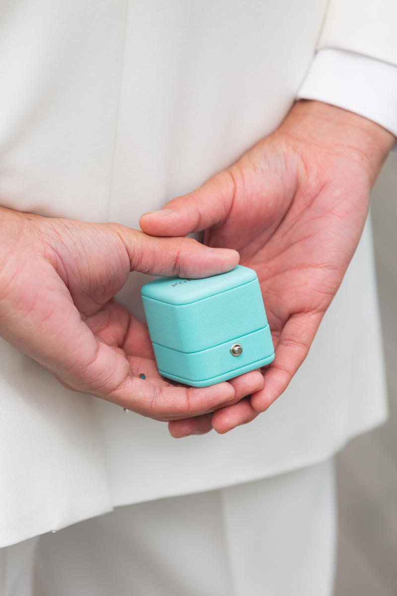 指輪を持って...