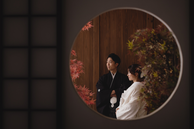 お茶室の丸窓から