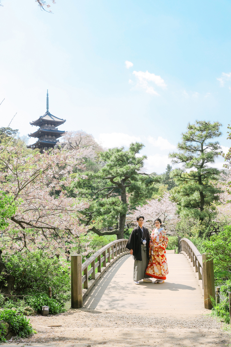 三重の塔をバックに