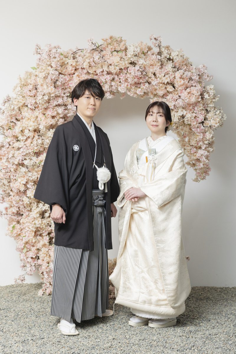 春の訪れを祝う、桜のアーチとともに