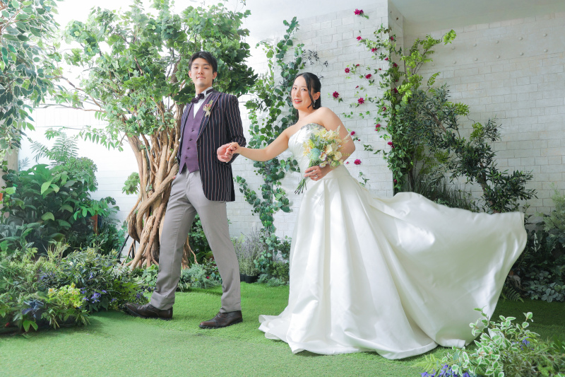 和傘の静寂から弾ける笑顔まで魅せるウエディングフォト　photo by 谷澤明美
