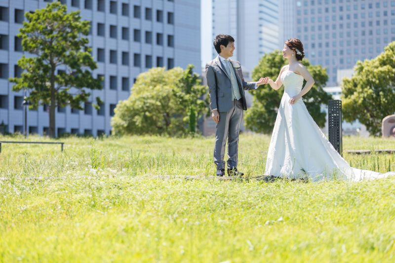 手を取り合って