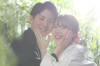 屋内庭園スタジオで可愛らしいお二人のお写真を