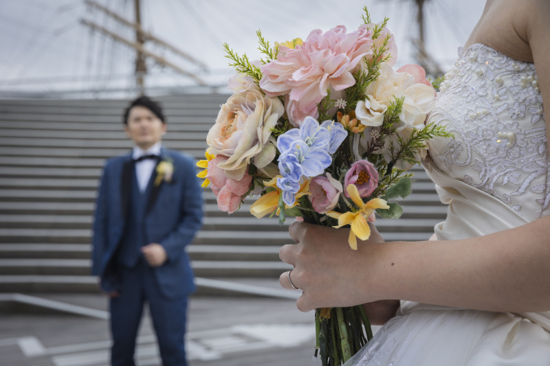 ご新婦様のブーケ越しに