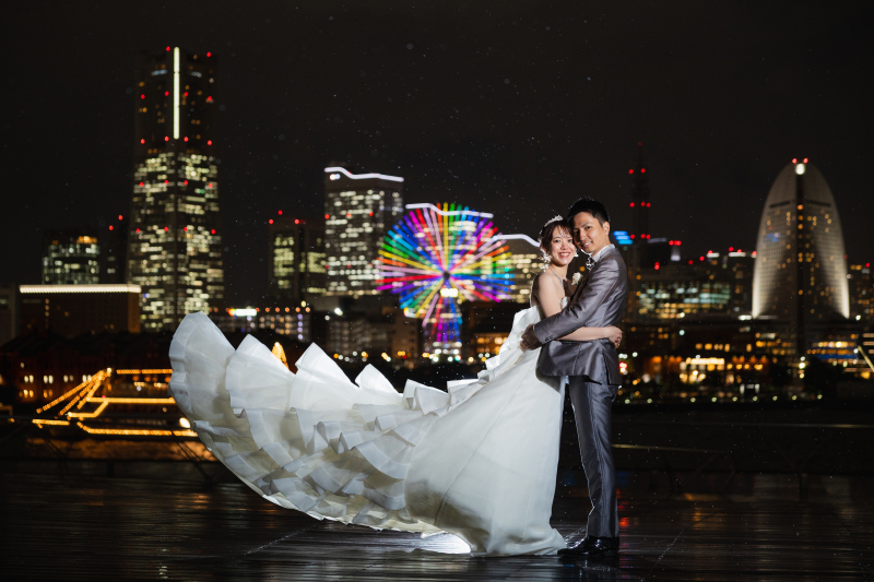 小雨の降る大桟橋でドラマチックに撮影！