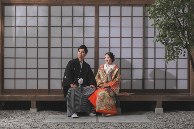 縁側で腰掛けたお写真