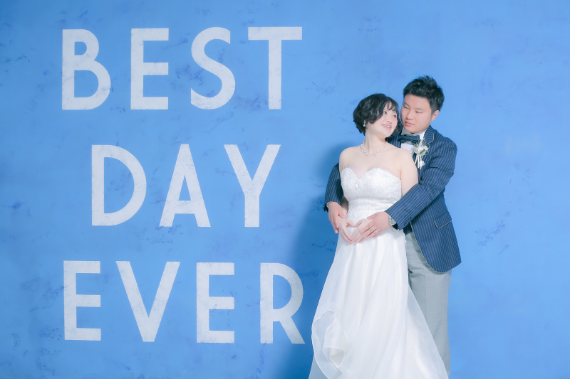 爽やかなブルーの壁で