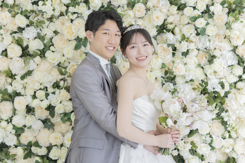 温もりを感じるバックハグショット