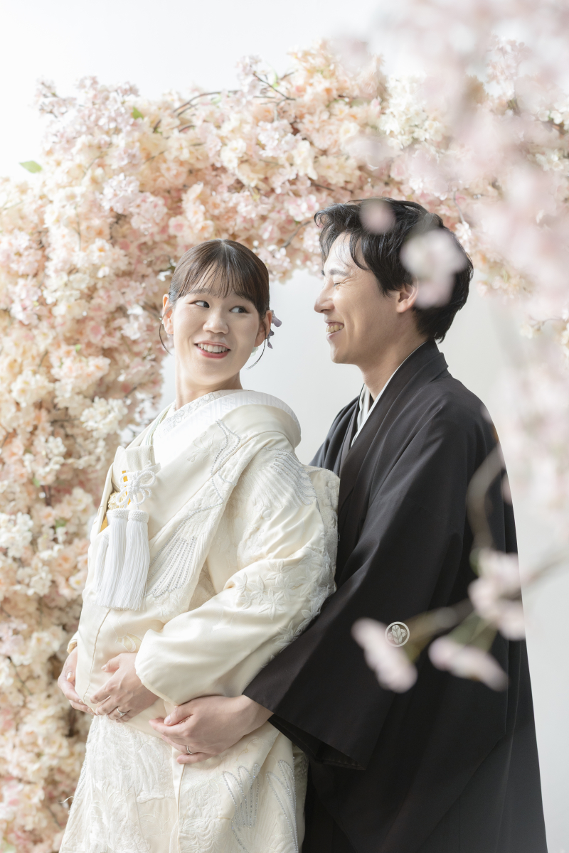 桜に包まれて寄り添う幸せいっぱいの和装姿