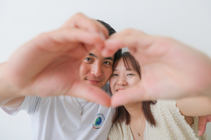 ふたりの入籍日に、婚姻届と〈マリピク!〉