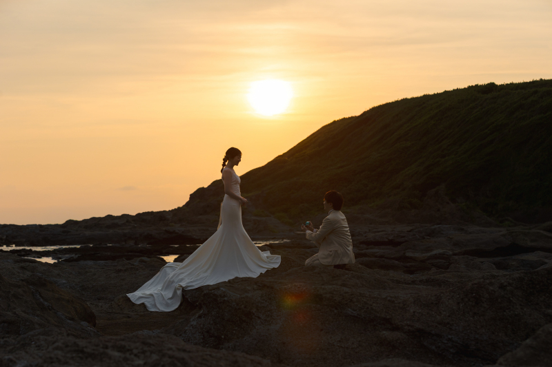 美しい夕日を背にプロポーズ