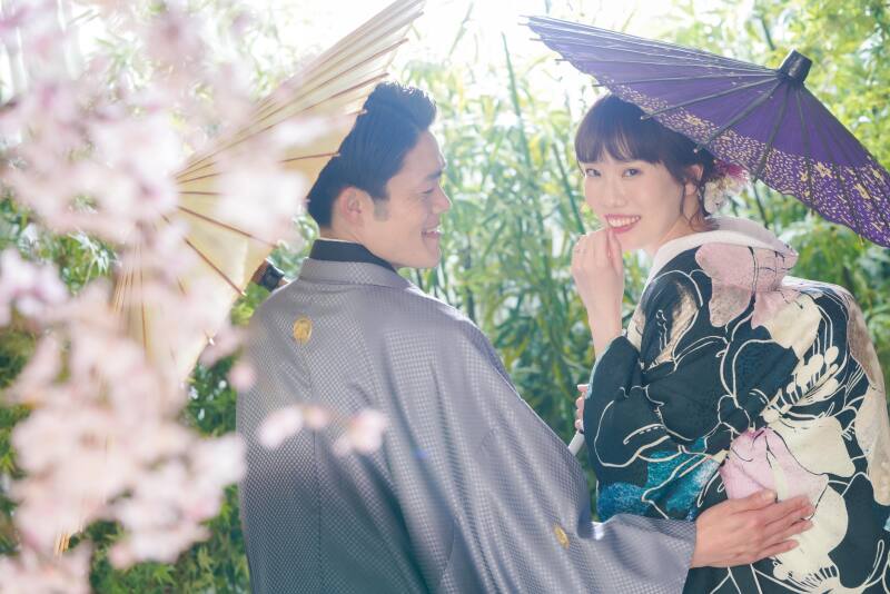竹藪の前で