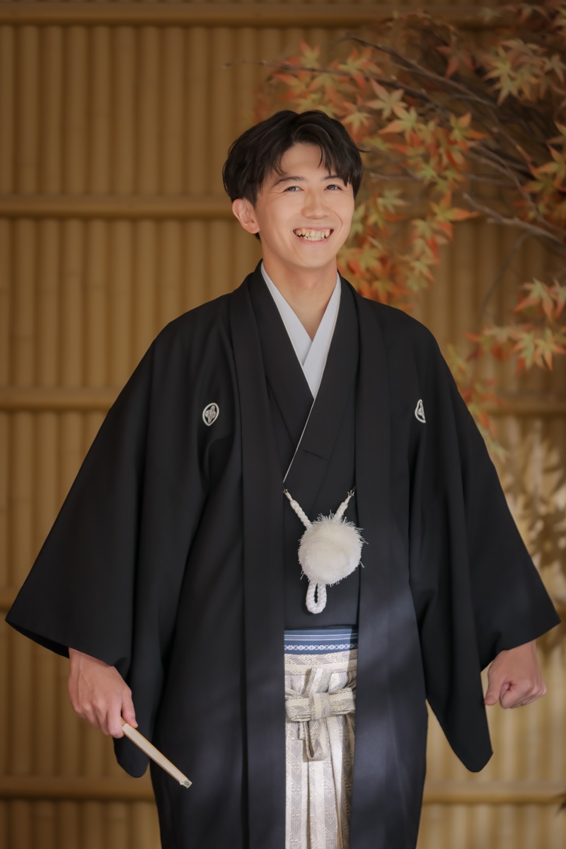 扇子を手にして、凛々しくにっこり