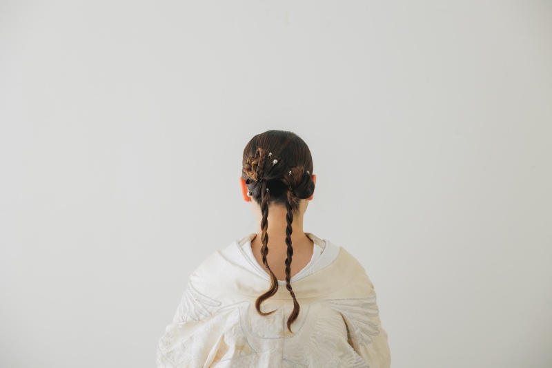 凛とした後姿に咲くオシャレなヘアアレンジ