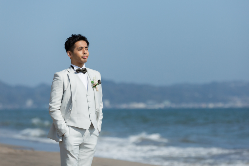 海を見つめるご新郎様