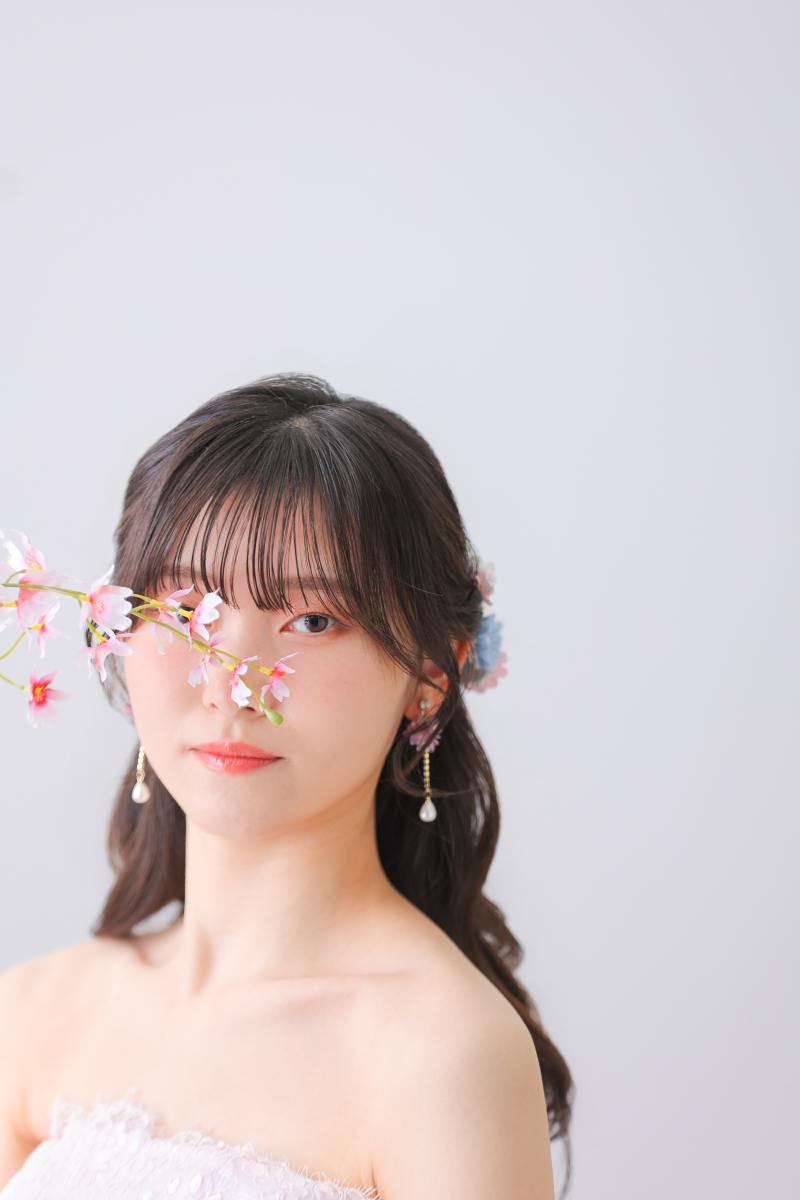 花びらの隙間からのぞく、可憐なまなざし。