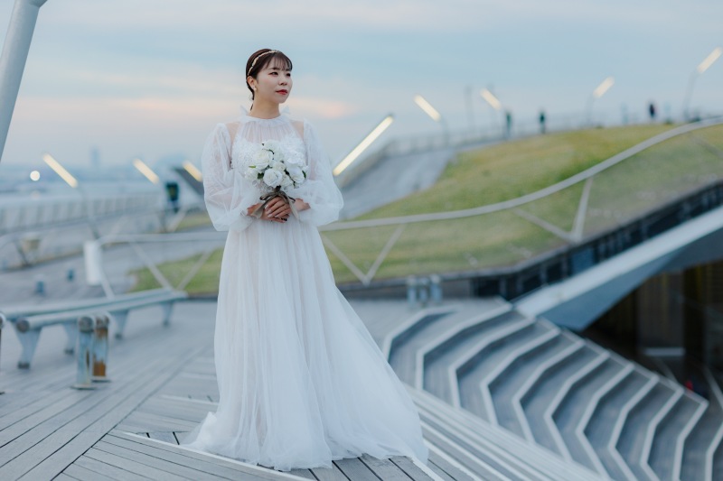 モダンな建築美に映える、凛としたドレス姿