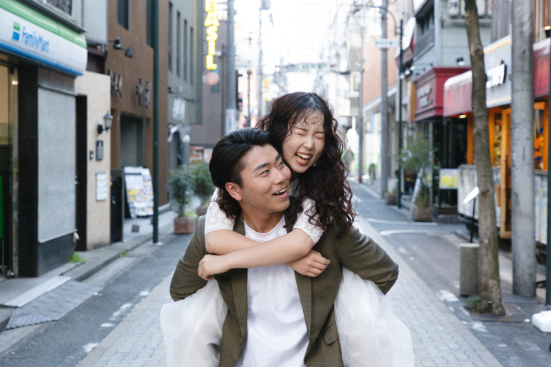 街角でお二人らしいお写真を