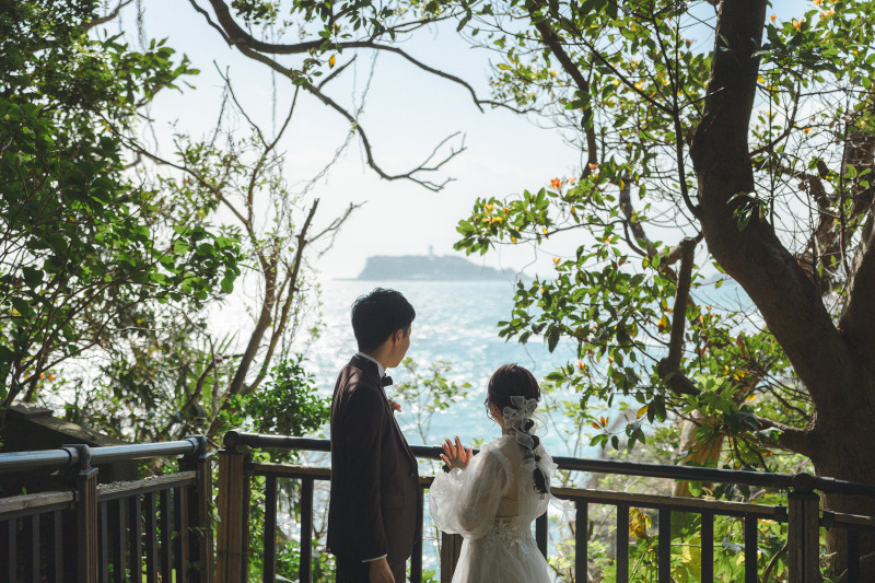 おふたりの目線の先にはなんと江ノ島が見える景色１